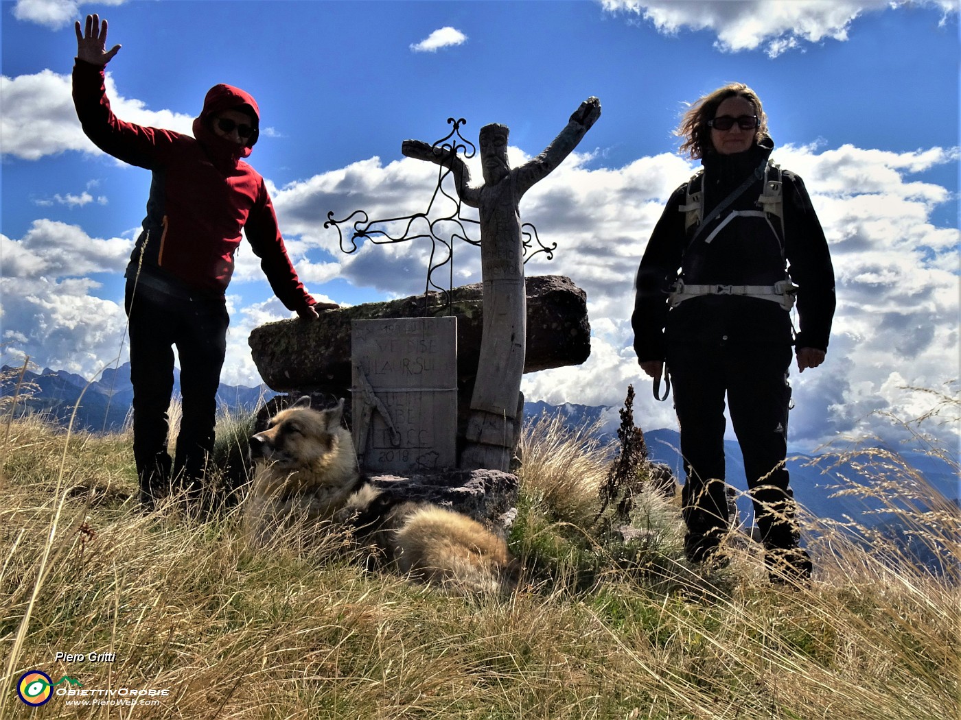 08 All'altare con croce del Mincucco (1850 m) con vento .JPG -                                